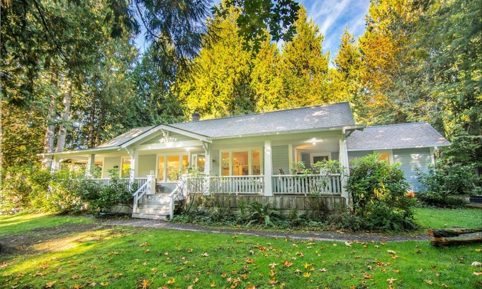Ashford House | Spacious Inn: 3 Suites (each with bthrm), Living & Dining Rm, Kitchen, Hottub