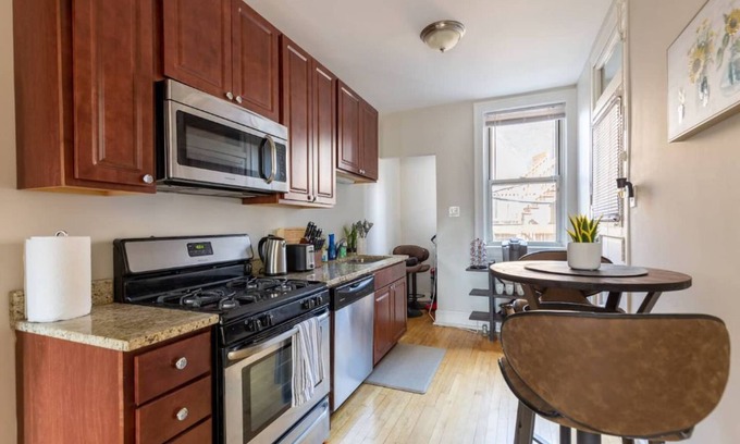 Ravenswood House | 🌟Spacious|Inviting 2BR Heart of Lively Lincoln Sq🌟