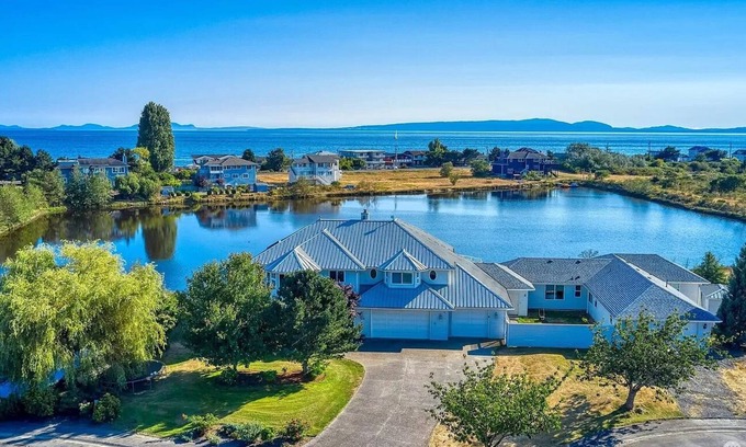 Point Roberts Villa | Spacious King Bedroom with Great Views: A Master Retreat”