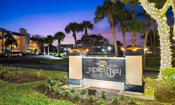 Jupiter Bay Condo | Spacious Lakeside Duplex in Beautiful Jupiter Bay Resort Minutes from Beach!