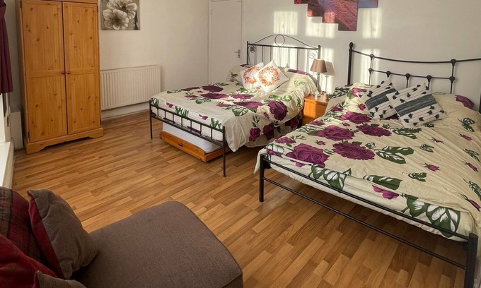 Tottenham House | Spacious London House near Tottenham Hotspur Stadium - Sleeps 16