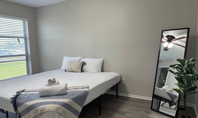 Sherman Apartment | Spacious modern 2 bdrm apt with pool, washer/dryer, internet, great location