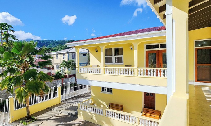 Picard House | Spacious modern 5 bedroom island retreat in Picard w/king bed and A/C