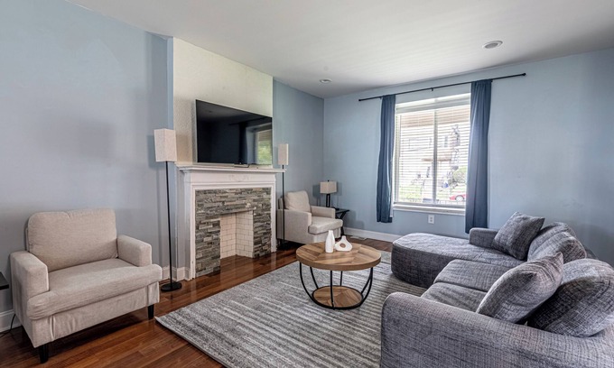 East Liberty House | Spacious Modern 7BR Retreat ~ 3 Story Gem in Pittsburgh