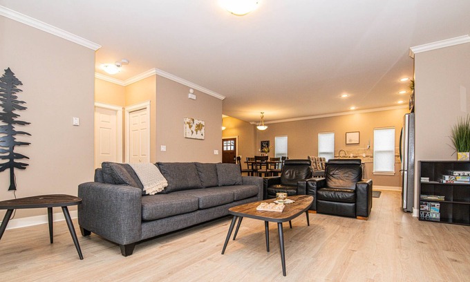Langford House | Spacious Modern Bright 4 BR Home! 20 MIN to DT Victoria.
