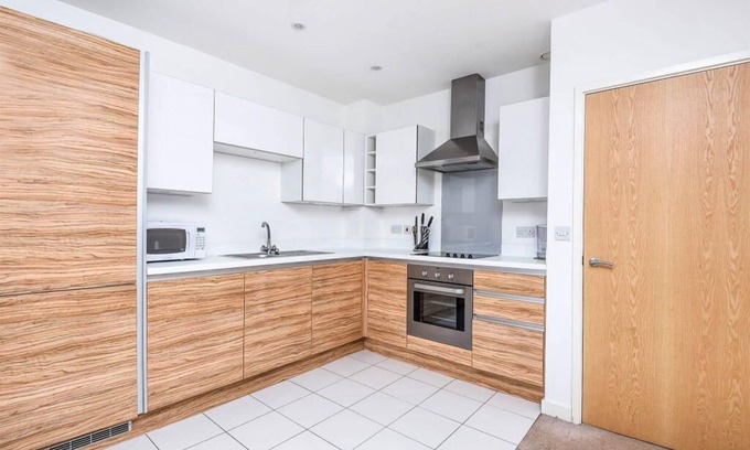 Figge's Marsh Apartment | Spacious, Modern Close to Transport Links