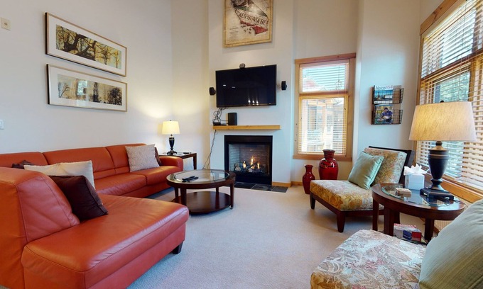 Mammoth Lakes Condo | Spacious Modern Home in the Eagle Lodge Area. Washer/Dryer, Covered Parking