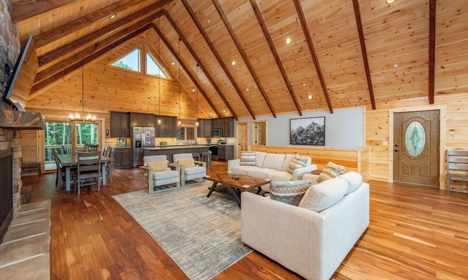 McHenry House | Spacious Mountain Lodge w/Hot Tub & Fire Pit