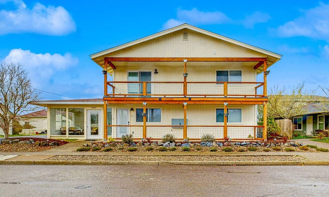 Florence Condo | Spacious multi-unit coastal getaway, close to the river and downtown, with WiFi