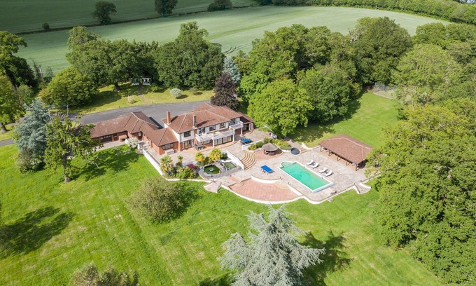 South Mimms Villa | Spacious N.London Mansion w/Heated Pool, Games Room, Pool House & Tennis Court