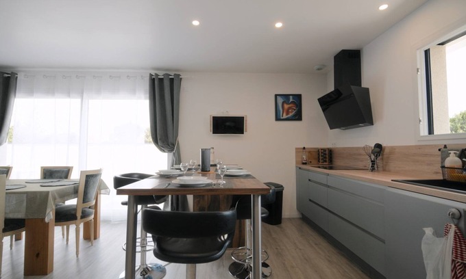 Pont-du-Chateau Villa | SPACIOUS NEW CONTEMPORARY VILLA