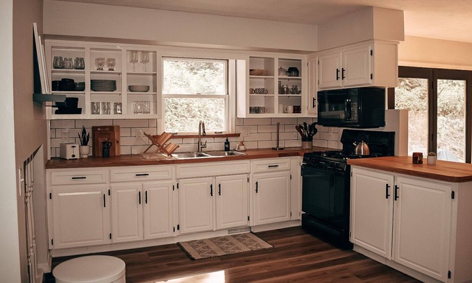 Dundee House | Spacious, Newly renovated home in Winesburg OH.