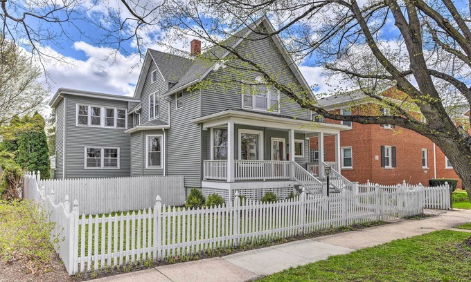 Oak Park House | Spacious Oak Park Home, 11 Mi to Downtown Chicago!