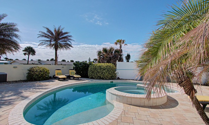 Glenwood House | Spacious Oceanfront House has Private Pool, Ocean Deck and Panoramic Ocean Views