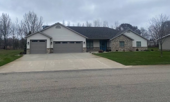 Starbuck House | Spacious one-level family friendly, tranquil backyard with boat access.