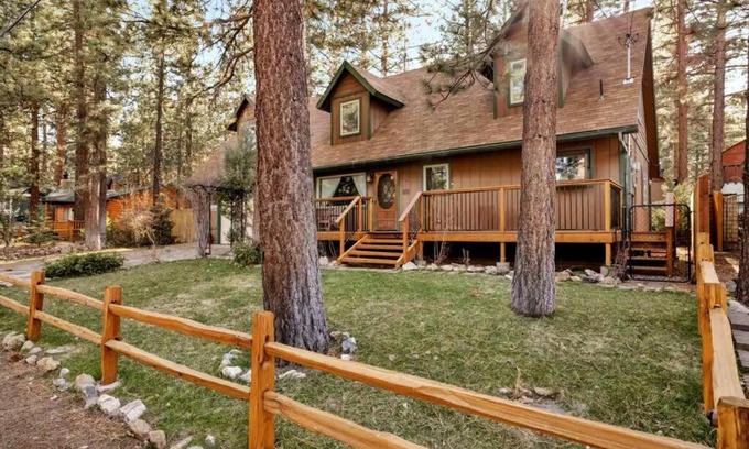 Big Bear Ski Chalet | Spacious, Private 3 bedroom Chalet with Hot Tub!
