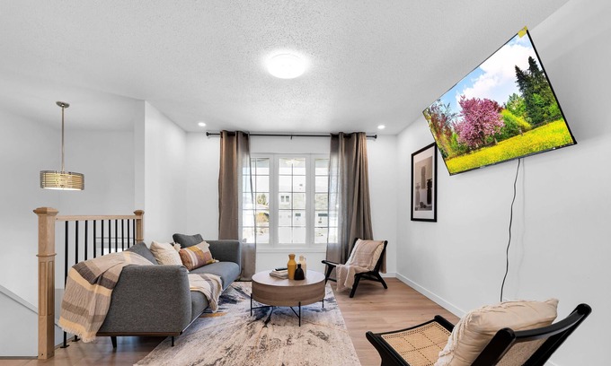 District des Promenades House | Spacious Private Room3 with 1 Queen Bed