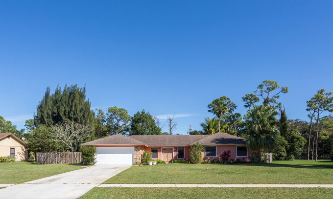 Lake Worth House | Spacious property in a quiet neighborhood, 30% discount for stays over 28 days