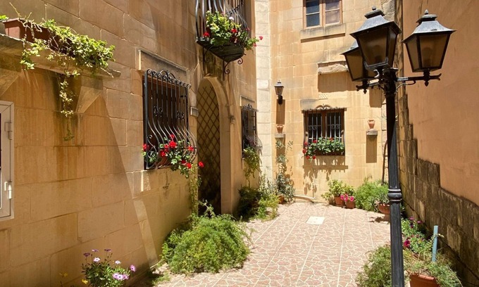 Xaghra Villa | Spacious Quiet Villa with 4 ensuite bathrooms and a hot Jacuzzi tub