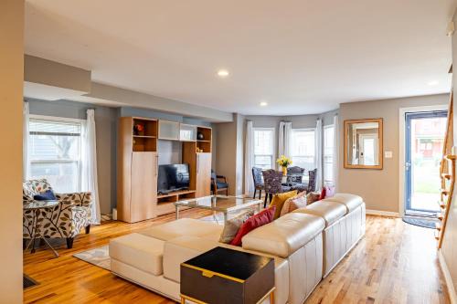 East Garfield Park House | Spacious Row Home next Transit near Downtown w Parking
