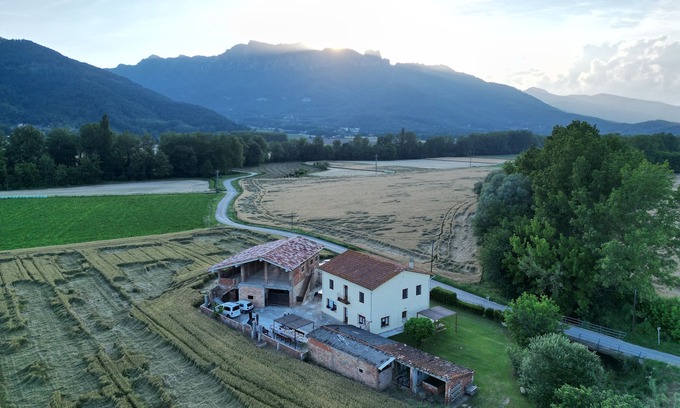 Sant Esteve d'en Bas House | Spacious rural house with good views near the volcanic area of the Garrotxa.