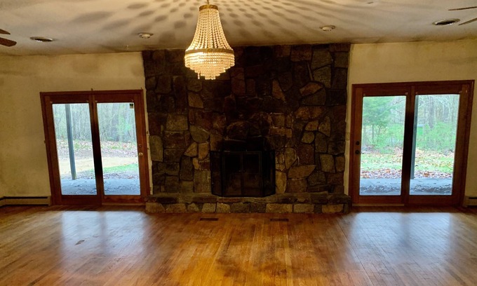 Schuylerville House | Spacious Saratoga Racetrack Season Rental - Minutes away from EVERYTHING!