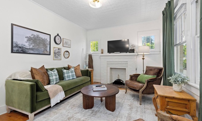 Edgewater House | Spacious Sloan’s Lake Stay - Luxury - Fire Pit - Dogs - EV - Bidet - Desks