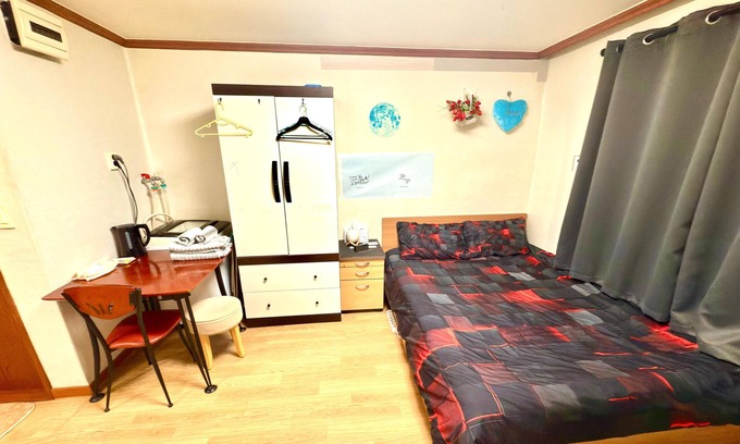 Pil-dong Apartment | Spacious Studio Apartment near Myeong-dong