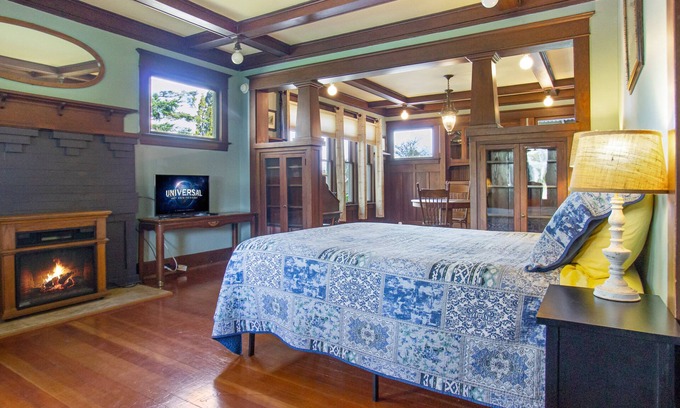 Friday Harbor Apartment | Spacious Studio Downtown! (Explorer's Suite)