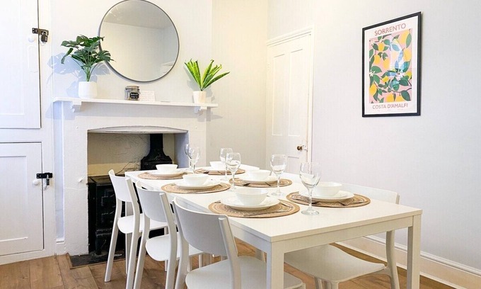 Canterbury House | Spacious & stylish 3-bed home in Centre of Canterbury