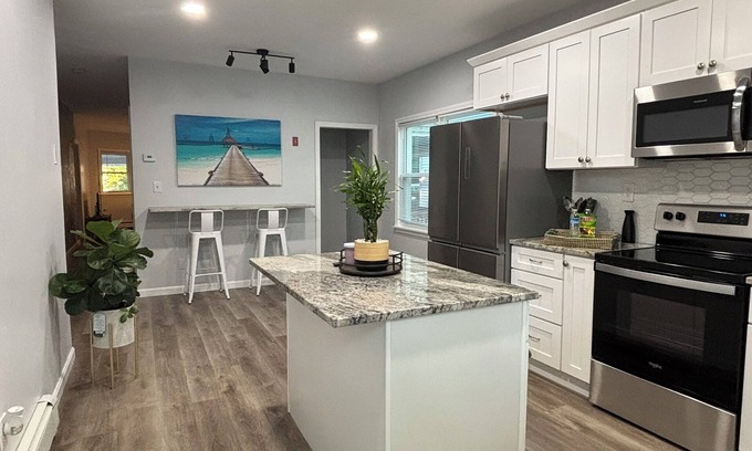 Smith Hill House | Spacious & Stylish 5-bedroom house in charming Providence, a block from PC