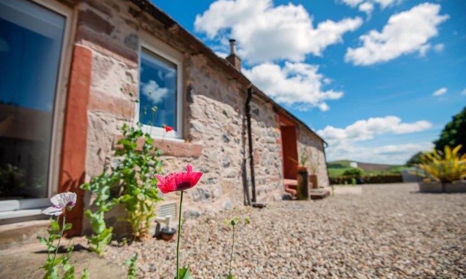 Kirriemuir House | Spacious & Stylish StoneHous Cottage
