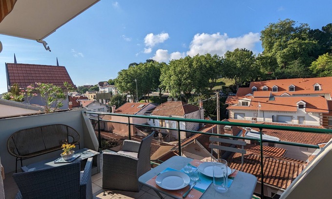 Arcachon Apartment | Spacious, Sunny T3 in Central Arcachon with Terrace, Parking, Near Park and Beach