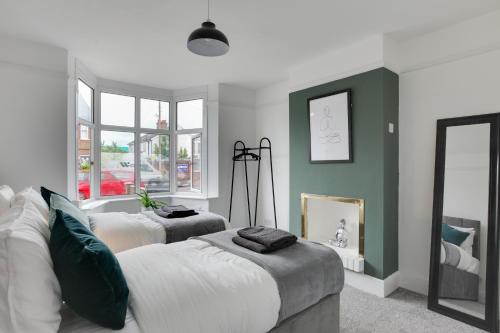 Chelmsford House | Spacious Three Bedroom House - Free Parking & Wifi