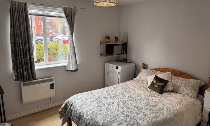 Tremorfa Apartment | Spacious tidy room in Cardiff