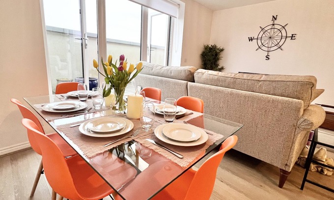 Borehamwood Apartment | Spacious top-floor flat | Parking | Step-free access