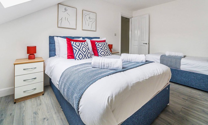 Rushmoor District Apartment | Spacious Town Centre Apt | Sleeps 4 | FREE WiFi