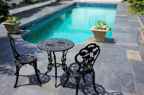 Plymouth House | Spacious Town House with Swimming Pool