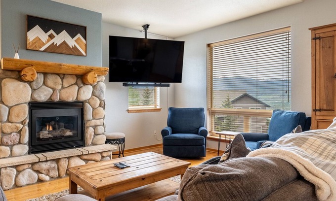 Wildernest House | Spacious Townhome; 2 Primary Suites, 2 Balconies + Mtn Views