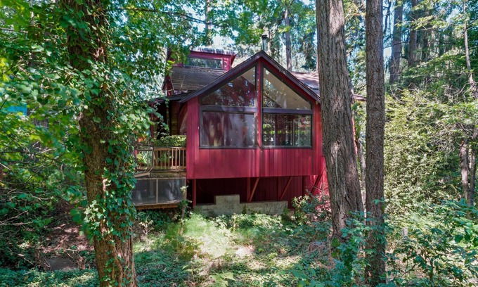 Friendly House | Spacious, Tranquil “Treehouse” with Sauna and Fireplace