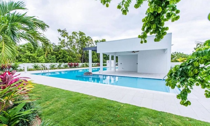 George Town House | Spacious Two-Bedroom Townhouse in Gated Community - 5 min drive to the beach!n