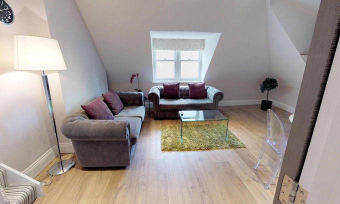 Harrogate City Centre Apartment | Spacious Two-Bedroom Apartment Near Town - Full Kitchen & WiFi Included