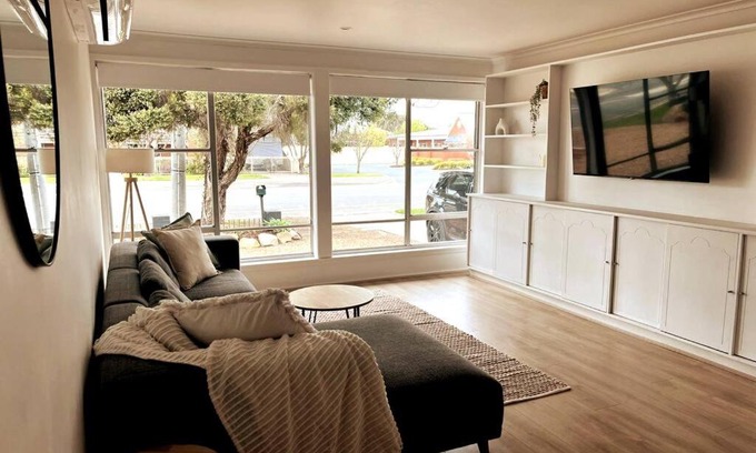 Yarrawonga House | Spacious Unit in Convenient Location