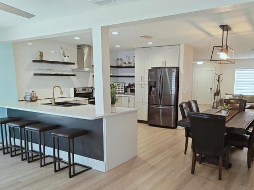 South Venice House | Spacious Upadated 2 King Beds Pets Welcome With Large Private and Fenced Yard Minutes to Beaches