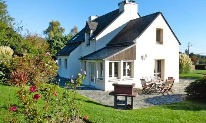 Le Minihic-sur-Rance Villa | Spacious villa sleeps 15 5 minutes from the beach 5 bedrooms 3 bathrooms