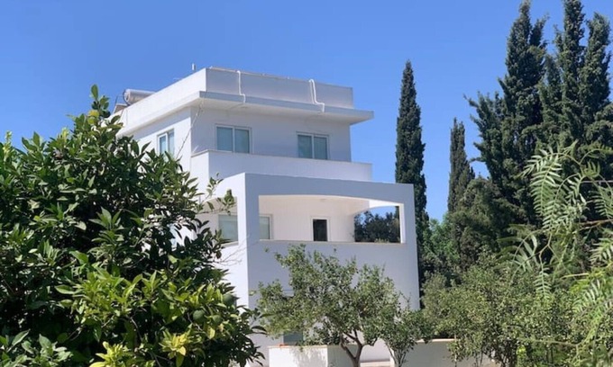Paralimni Villa | Spacious villa 10 minute drive to the beautiful beaches of Protaras