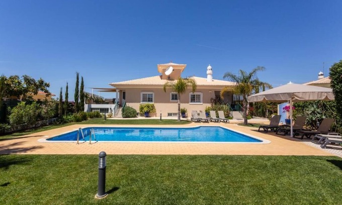 Quarteira Villa | spacious villa 5 CH, heated pool, near the sea, for 10 people