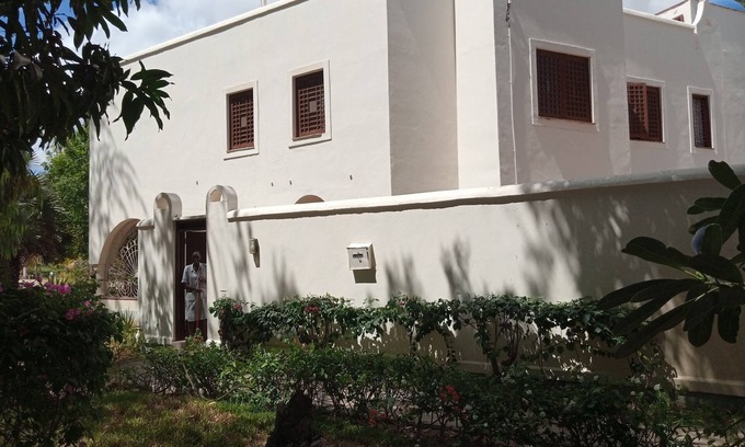 Malindi Villa | Spacious Villa on Malindi Beach with pool and restaurant next to Golf course