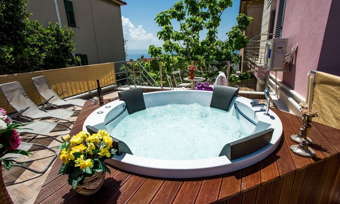 Split Villa | Spacious Villa with Hot Tub