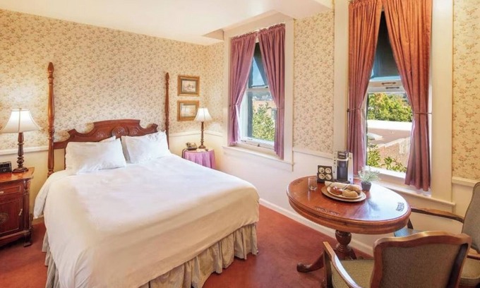 Santa Rosa Hotel | Spacious Vintage Room Ideal for Relaxing and Exploring Santa Rosa’s Wine Country